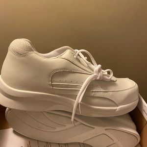White diabetic tennis shoes with laces size 13
